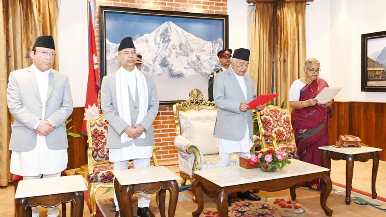 শপথ নিলেন নেপালের নতুন প্রধানমন্ত্রী, ছয় মাসের মধ্যে দিতে হবে নির্বাচন